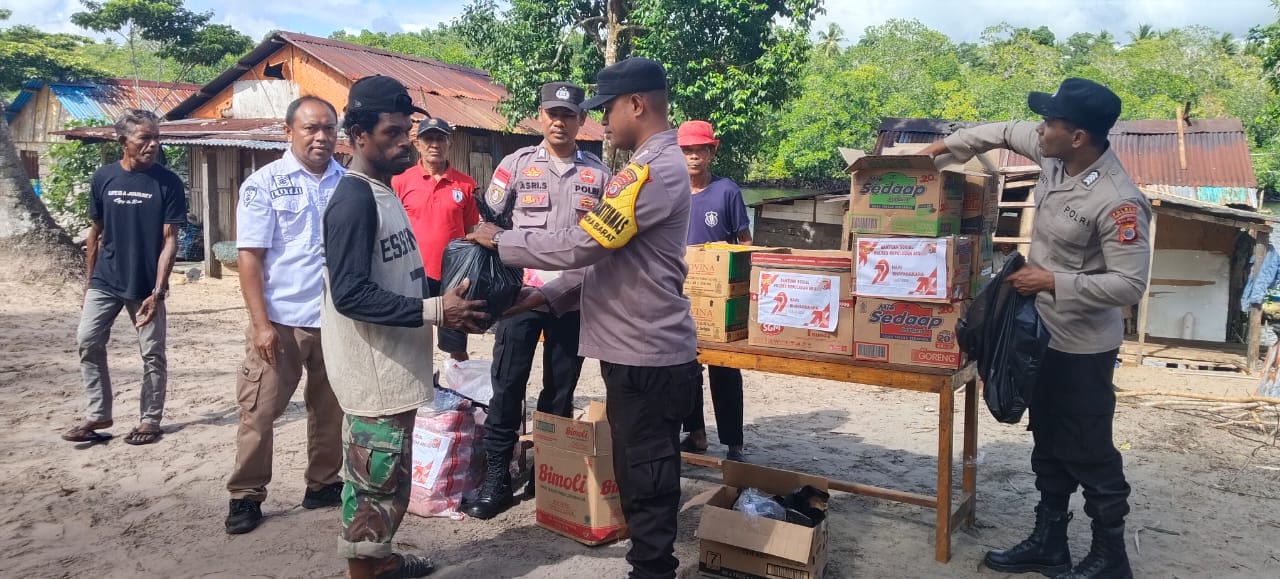 Sambut HUT Bhayangkara ke-79, Polsek Jerol Bagikan Bansos kepada Warga Desa Yang Kurang Mampu.