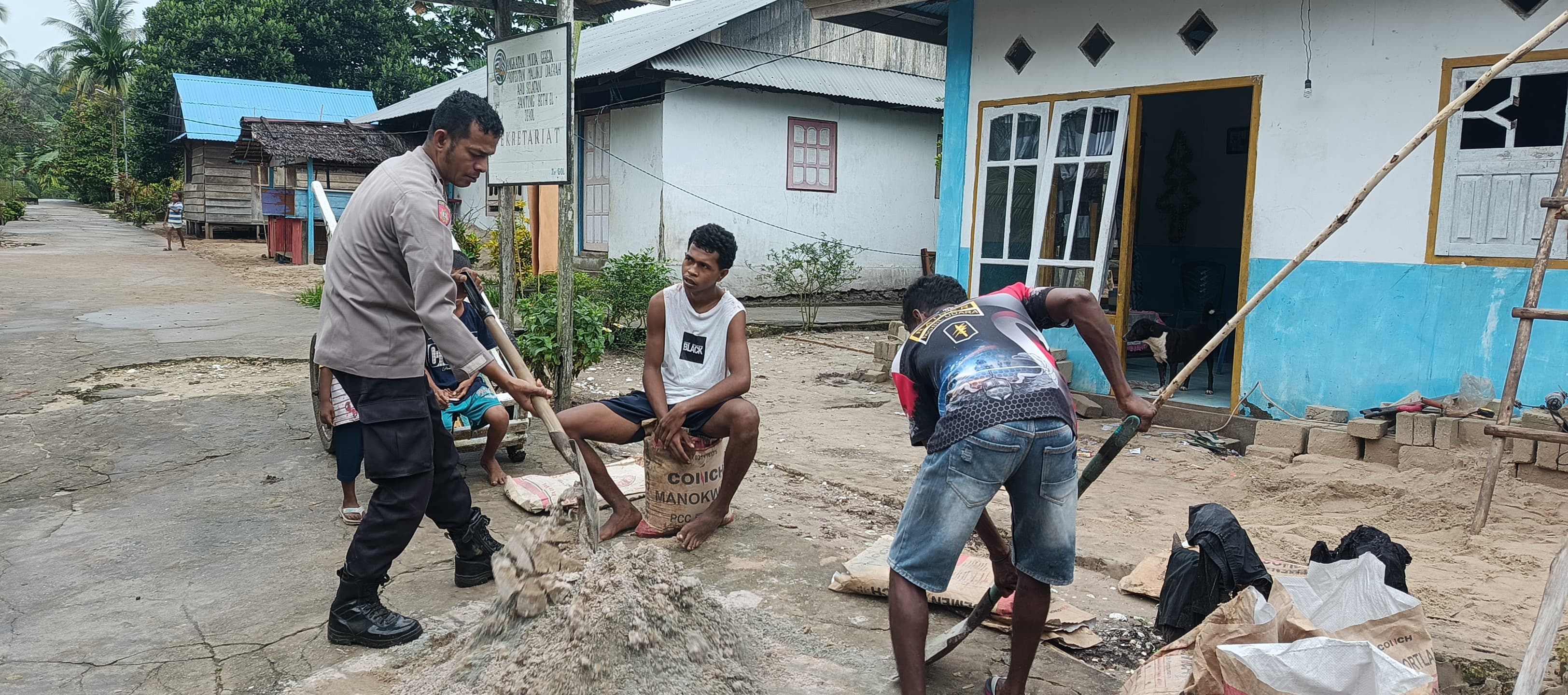 Jalin Keharmonisan Dengan Masyarakat Bhabinkamtibmas Desa Jerol Aipda Yohanes P. Aryesam Bantu Warga Aduk Semen Dalam Pembangunan Rumah Warga.