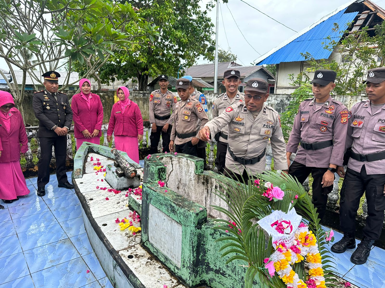 Polsek Geser Laksanakan Ziarah Makam Jelang Hari Bhayangkara ke-79