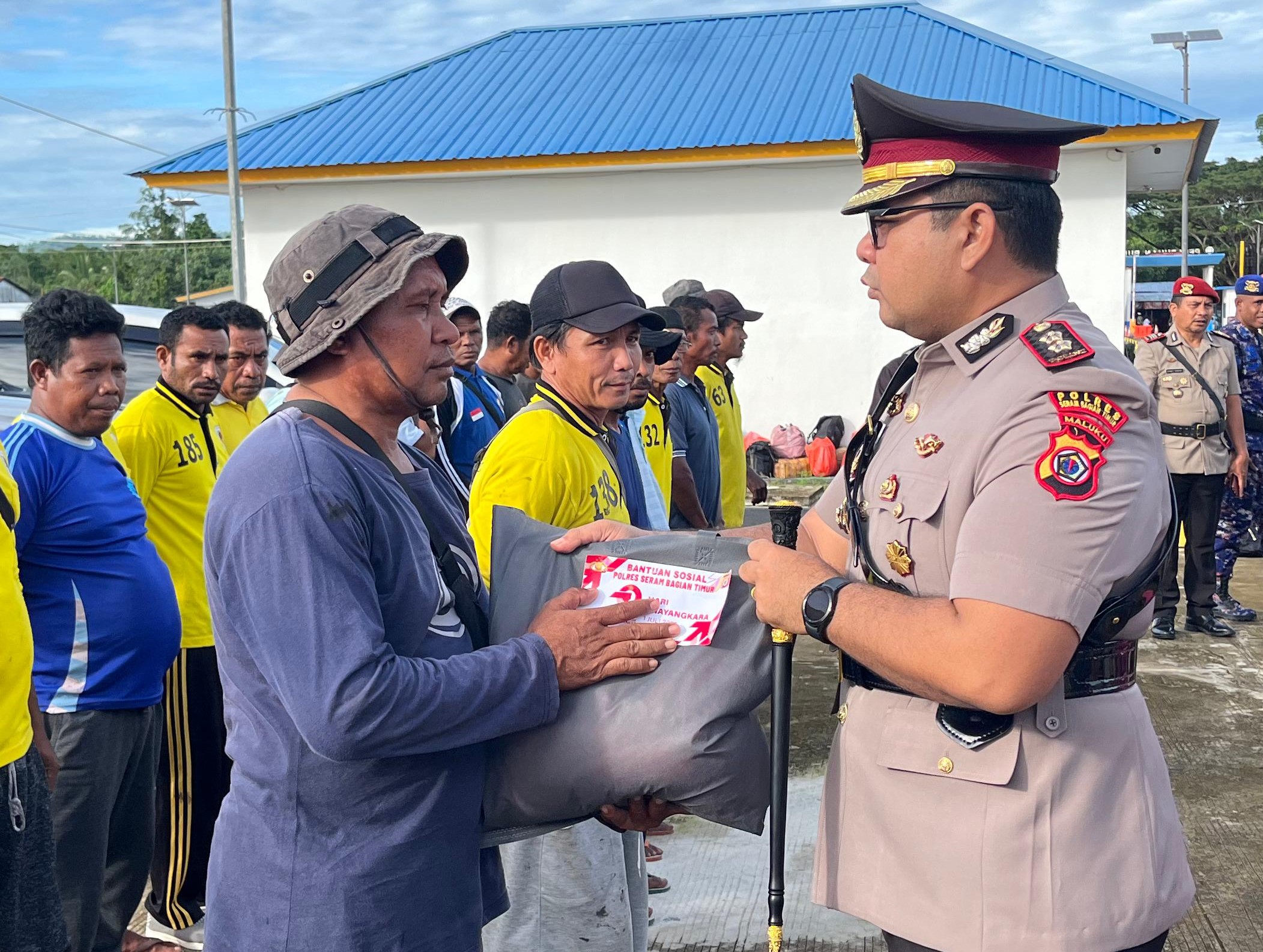 Turun Langsung, Kapolres SBT Bagikan Bantuan Sosial di Desa Sesar
