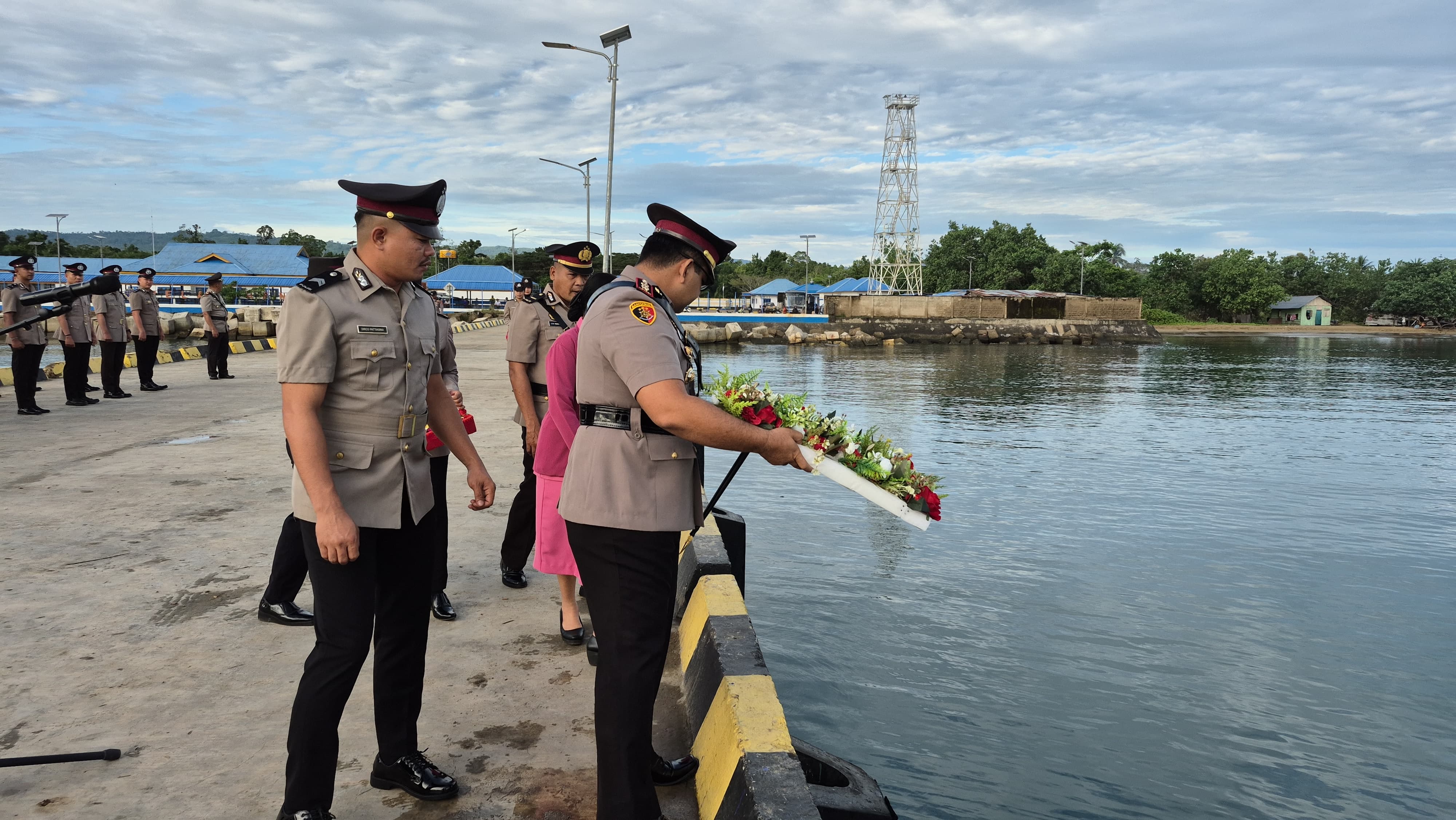 Kenang Jasa Para Pahlawan, Kapolres SBT Pimpin Upacara Tabur Bunga Jelang Hari Bhayangkara ke-79