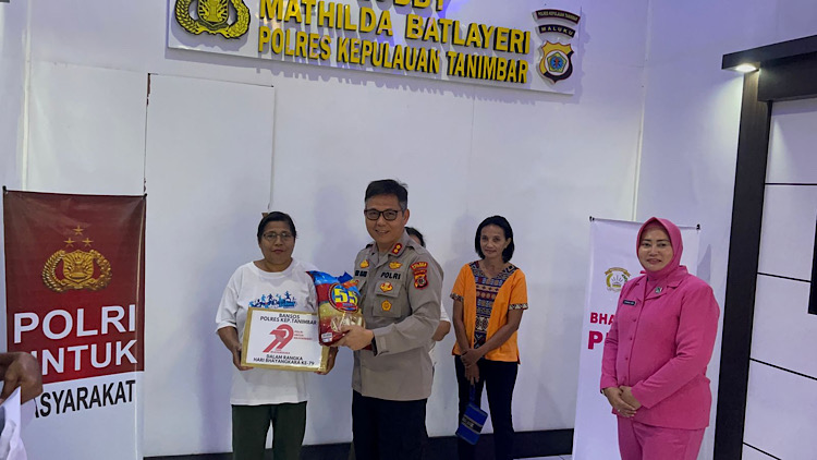 Wujudkan kepedulian Polri, Polres Kepulauan Tanimbar salurkan bansos sambut Hari Bhayangkara ke-79