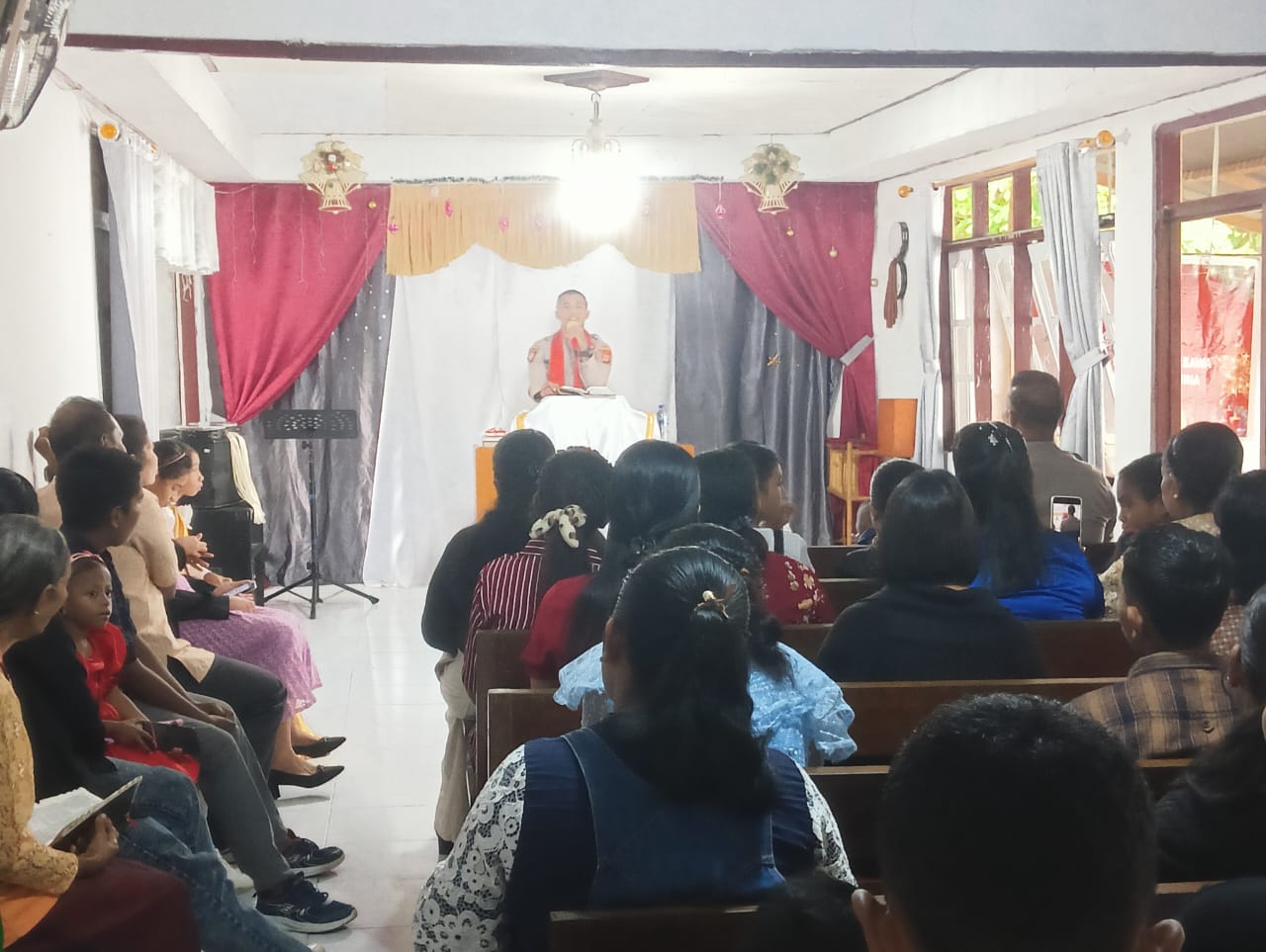 Jelang Hari Bhayangkara Ke 79, Kapolsek Leksula Beri Himbauan Kamtibmas Saat Menghadiri Minggu Kasih di Gereja Sidang Jemaat Allah  ( GSJA ) Leksula