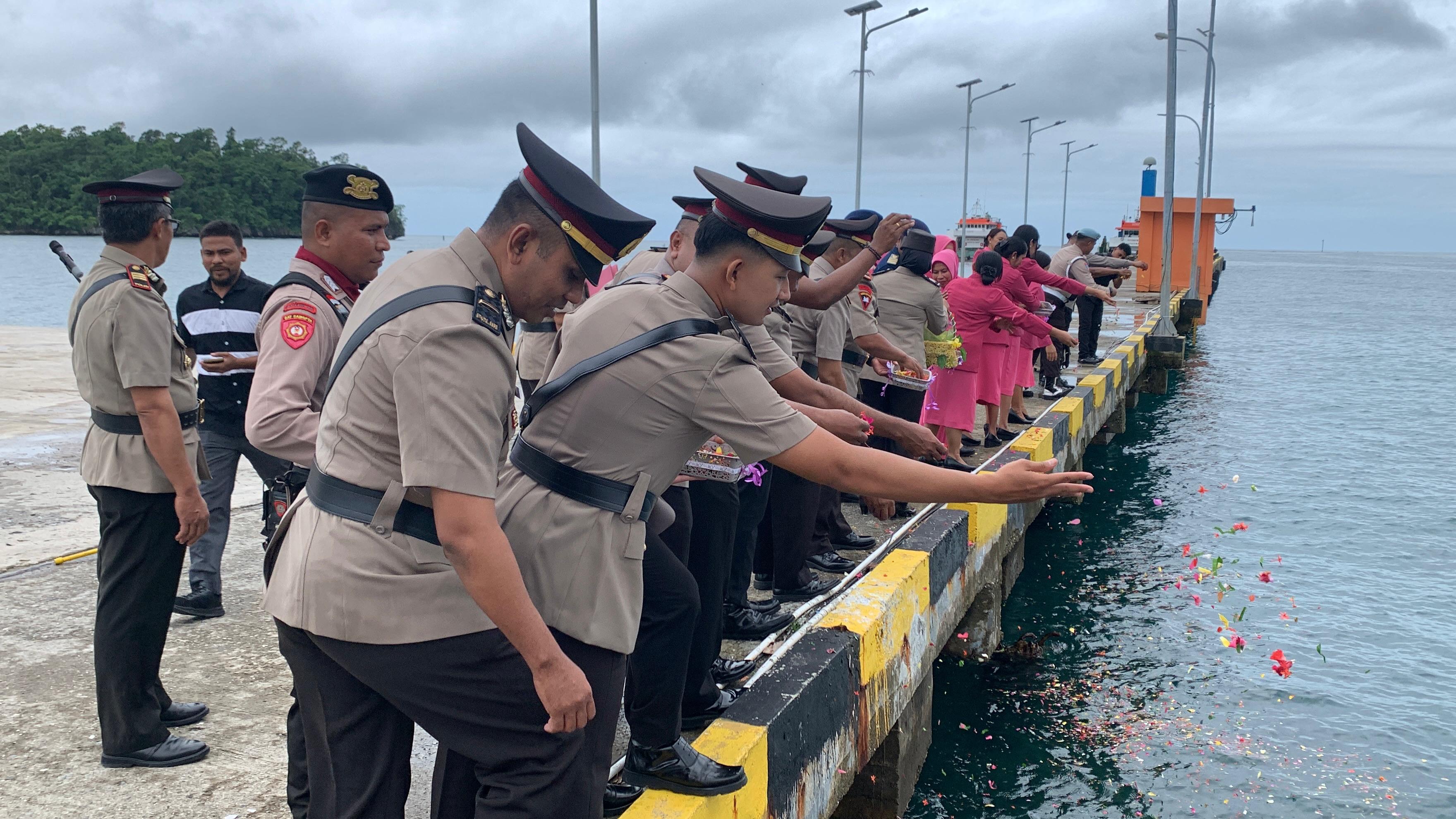 Polres Buru Selatan Gelar Upacara Tabur Bunga, Dalam Rangka Hari Bhayangkara Ke-79