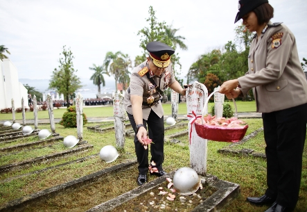 Pimpin Ziarah di TMP Kapahaha Jelang Hari Bhayangkara Ke-79, Kapolda Tekankan Semangat Pengabdian Jaga Kamtibmas