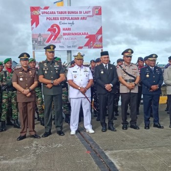Sambut Hut Bhayangkara Ke-79 Polres Kepulauan Aru Laksanakan Upacara Tabur Bunga Di Laut Untuk Mengenang Jasa Para Pahlawan.