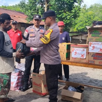 Sambut HUT Bhayangkara ke-79, Polsek Jerol Bagikan Bansos kepada Warga Desa Yang Kurang Mampu.