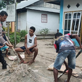 Jalin Keharmonisan Dengan Masyarakat Bhabinkamtibmas Desa Jerol Aipda Yohanes P. Aryesam Bantu Warga Aduk Semen Dalam Pembangunan Rumah Warga.
