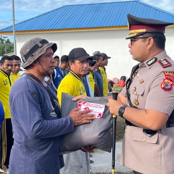 Turun Langsung, Kapolres SBT Bagikan Bantuan Sosial di Desa Sesar