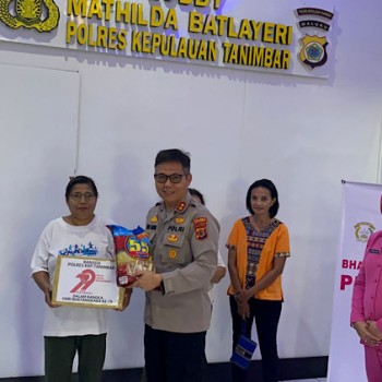 Wujudkan kepedulian Polri, Polres Kepulauan Tanimbar salurkan bansos sambut Hari Bhayangkara ke-79