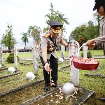 Pimpin Ziarah di TMP Kapahaha Jelang Hari Bhayangkara Ke-79, Kapolda Tekankan Semangat Pengabdian Jaga Kamtibmas