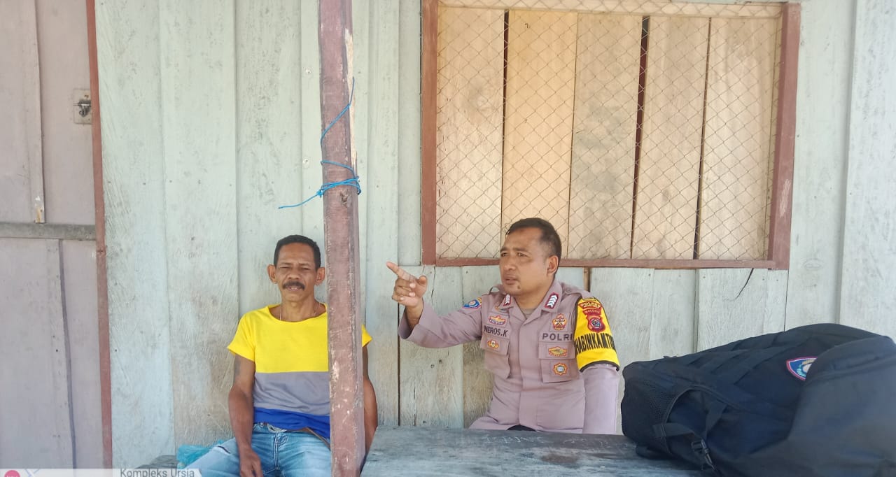 Kembali Bhabinkamtibmas Polsek Waipia Laksanakan Door to door sistem