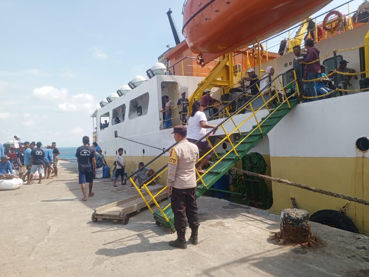 KPPP Polsek Serwaru Kondusifkan Aktifitas Penumpang di Pelabuhan Laut Serwaru