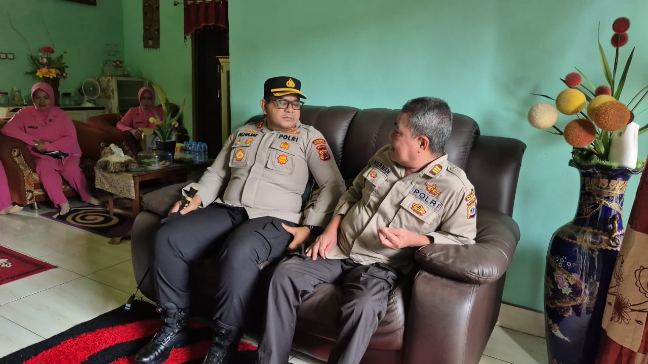 Wujud Kepedulian, Kapolres SBT Kunjungi Personel yang Sakit