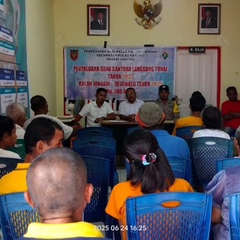 Bhabinkamtibmas Kawal Penyaluran BLT di Negeri Haruku