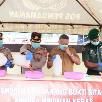 Jelang Hari Bhayangkara ke-79, Polresta Ambon Musnahkan 3.800 Liter Miras Ilegal