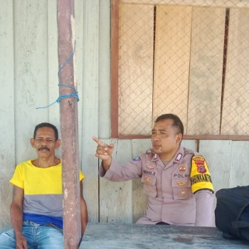 Kembali Bhabinkamtibmas Polsek Waipia Laksanakan Door to door sistem