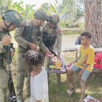 Satgas Ops Damai Cartenz Gelar Patroli Dan Pelayanan Kesehatan Di Distrik Siepkosi