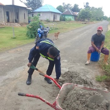 Bangun jalan rabat, Bhabinkamtibmas Lermatang hadir lakukan gotong royong bersama Warga