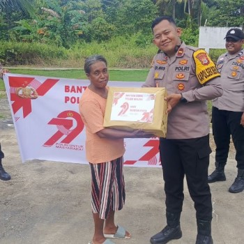 Pembagian Bansos Kepada Masyarakat Kurang Mampu Menjelang HUT Bhayangkara Ke - 79 Oleh Polsek Benjina.