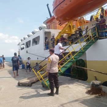 KPPP Polsek Serwaru Kondusifkan Aktifitas Penumpang di Pelabuhan Laut Serwaru