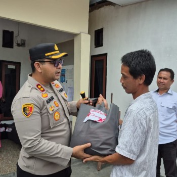 Sambangi Masyarakat, Kapolres SBT Berikan Bantuan Sosial Sambut Hari Bhayangkara ke-79