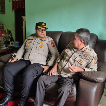 Wujud Kepedulian, Kapolres SBT Kunjungi Personel yang Sakit