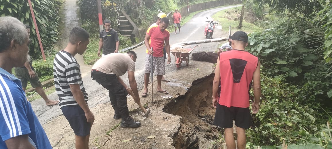 Bhabinkamtibmas Negeri Hatalai Bersama Warga Gelar Kerja Bakti Bersihkan Longsor di Jalan Utama