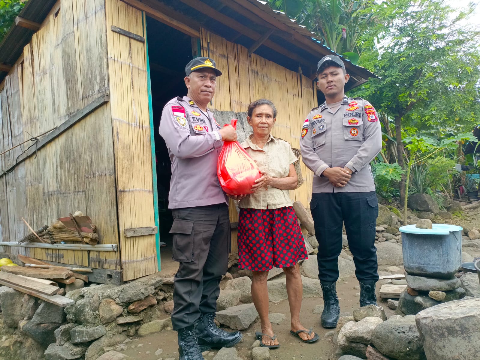 Polri Untuk Masyarakat, Polsek Damer Salurkan Bantuan Sosial Jelang Hari Bhayangkara ke 79