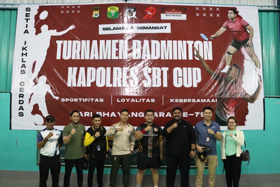 Kapolres SBT Buka Resmi Pertandingan Turnamen Badminton Kapolres SBT Cup II