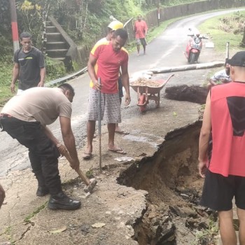 Bhabinkamtibmas Negeri Hatalai Bersama Warga Gelar Kerja Bakti Bersihkan Longsor di Jalan Utama