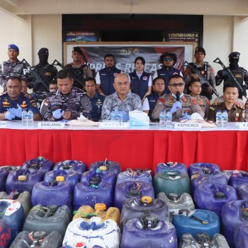 Polres Kepulauan Aru Laksanakan Press Release Pemusnahan Barang Bukti Minuman Keras Tradisional Jenis Sopi.