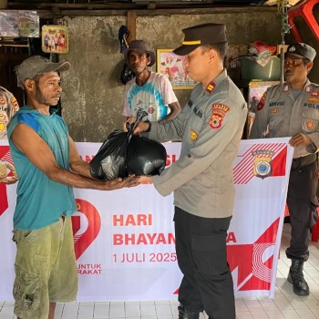 Sambut HUT Bhayangkara Ke - 79 Polsek Koijabi Bagikan Sembako Pada Warga.