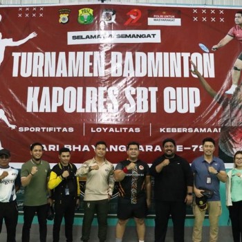 Kapolres SBT Buka Resmi Pertandingan Turnamen Badminton Kapolres SBT Cup II