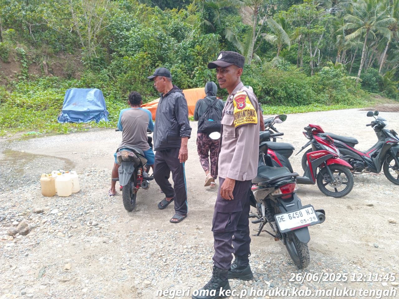 Bhabinkamtibmas Negeri Oma Laksanakan Sambang Warga, Ajak Masyarakat Aktif Jaga Kamtibmas