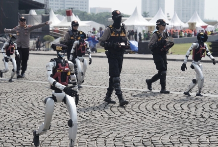 Robot Humanoid hingga Robot Dog Beratribut Polisi Ramaikan Monas dalam Persiapan Hari Bhayangkara ke-79