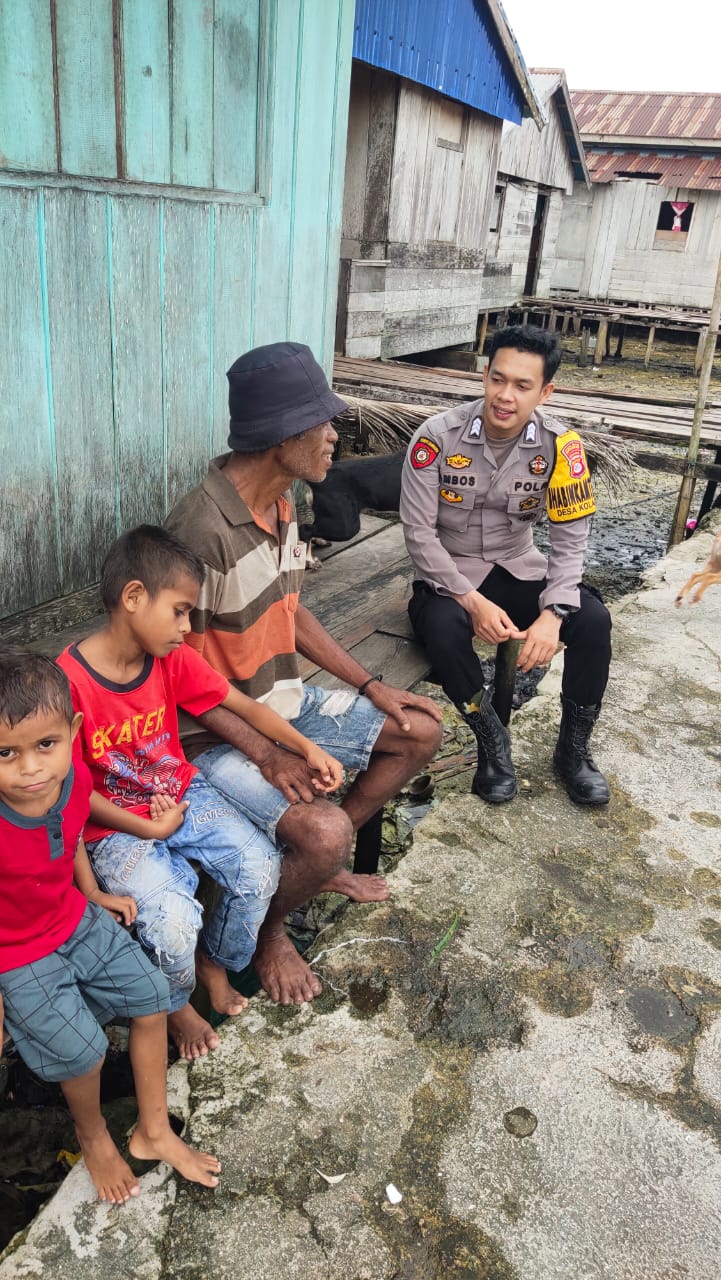 Bhabinkamtibmas Desa Kolamar Brigpol Ambosaka Laksanakan DDS Beri Pesan Kamtibmas Pada Masyarakat.
