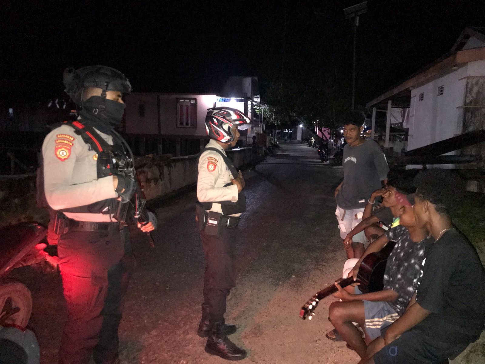 Patorli Malam Hari Di Sekitaran Kompleks Satuan Samapta Polres Kepulauan Aru Beri Himbauan Kamtibmas Pada Masyarakat.