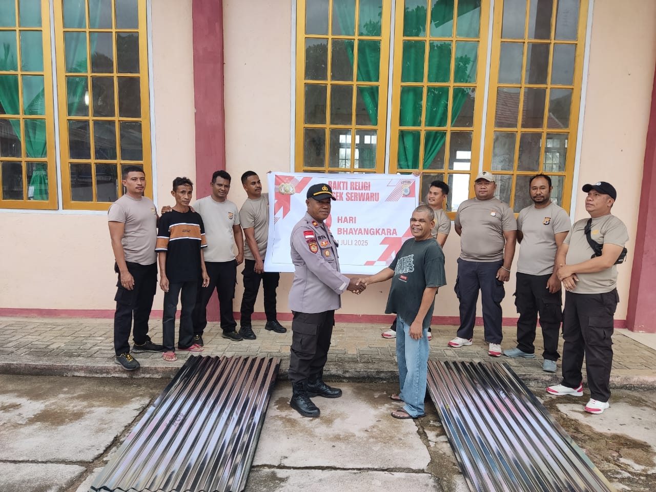 Polsek Serwaru Berikan Bantuan Sosial  Renovasi Rumah, Songsong Hari Bhayangkara ke-79 Tahun 2025