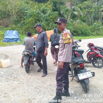 Bhabinkamtibmas Negeri Oma Laksanakan Sambang Warga, Ajak Masyarakat Aktif Jaga Kamtibmas