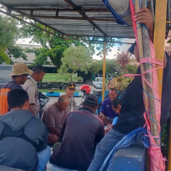 Kasat Binmas Polres Maluku Tengah Sampaikan Kamtibmas Lewat Jumat Curhat