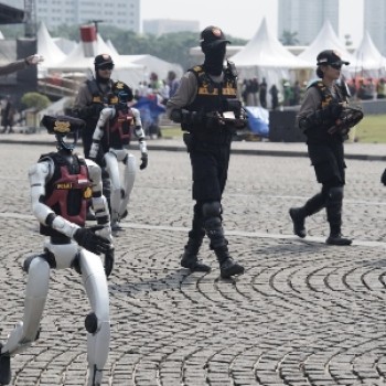 Robot Humanoid hingga Robot Dog Beratribut Polisi Ramaikan Monas dalam Persiapan Hari Bhayangkara ke-79