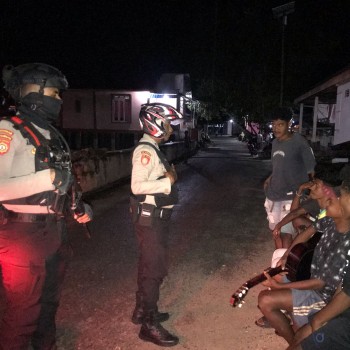 Patorli Malam Hari Di Sekitaran Kompleks Satuan Samapta Polres Kepulauan Aru Beri Himbauan Kamtibmas Pada Masyarakat.