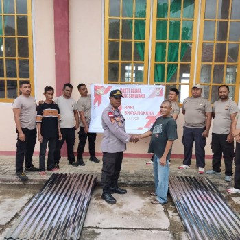 Polsek Serwaru Berikan Bantuan Sosial  Renovasi Rumah, Songsong Hari Bhayangkara ke-79 Tahun 2025