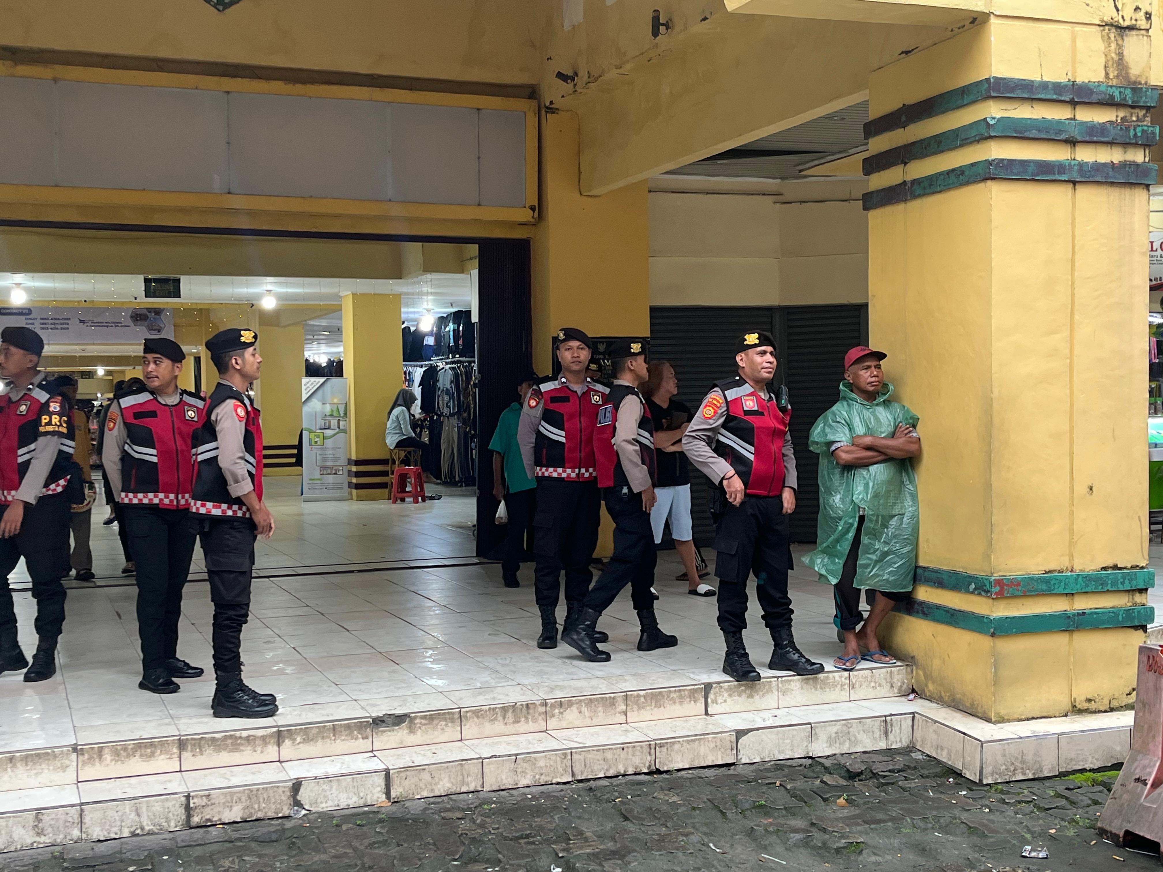 Sat Samapta Polresta Ambon Gelar Patroli Jalan Kaki di Sekitar Amplas, Sampaikan Himbauan Kamtibmas