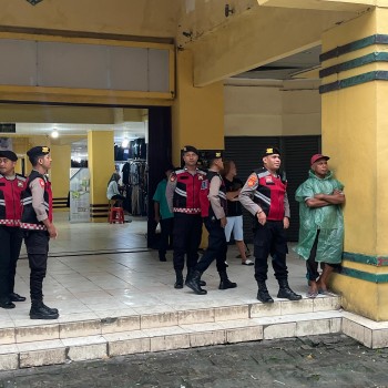 Sat Samapta Polresta Ambon Gelar Patroli Jalan Kaki di Sekitar Amplas, Sampaikan Himbauan Kamtibmas