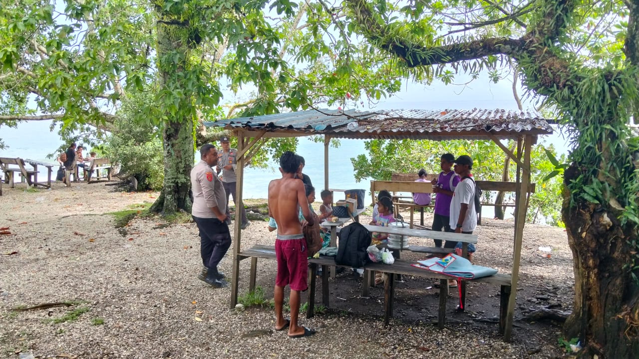 Kembali Patroli Wisata, Polsek Amahai Sampaikan Kamtibmas