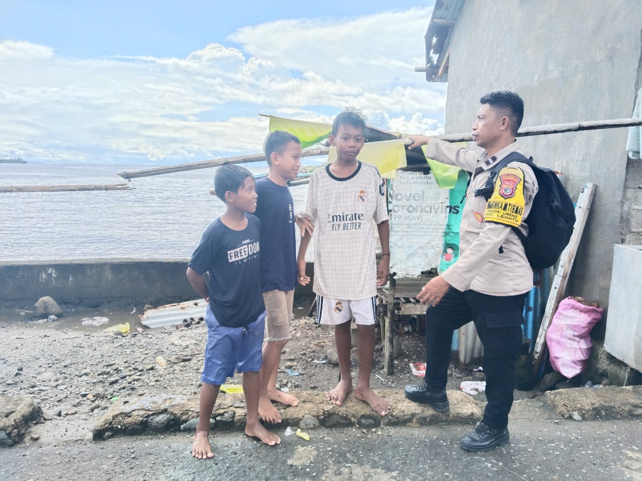 ambangi Anak-Anak di Pantai, Bhabinkamtibmas Polsek Leihitu Beri beberapa Himbuan Kamtibmas