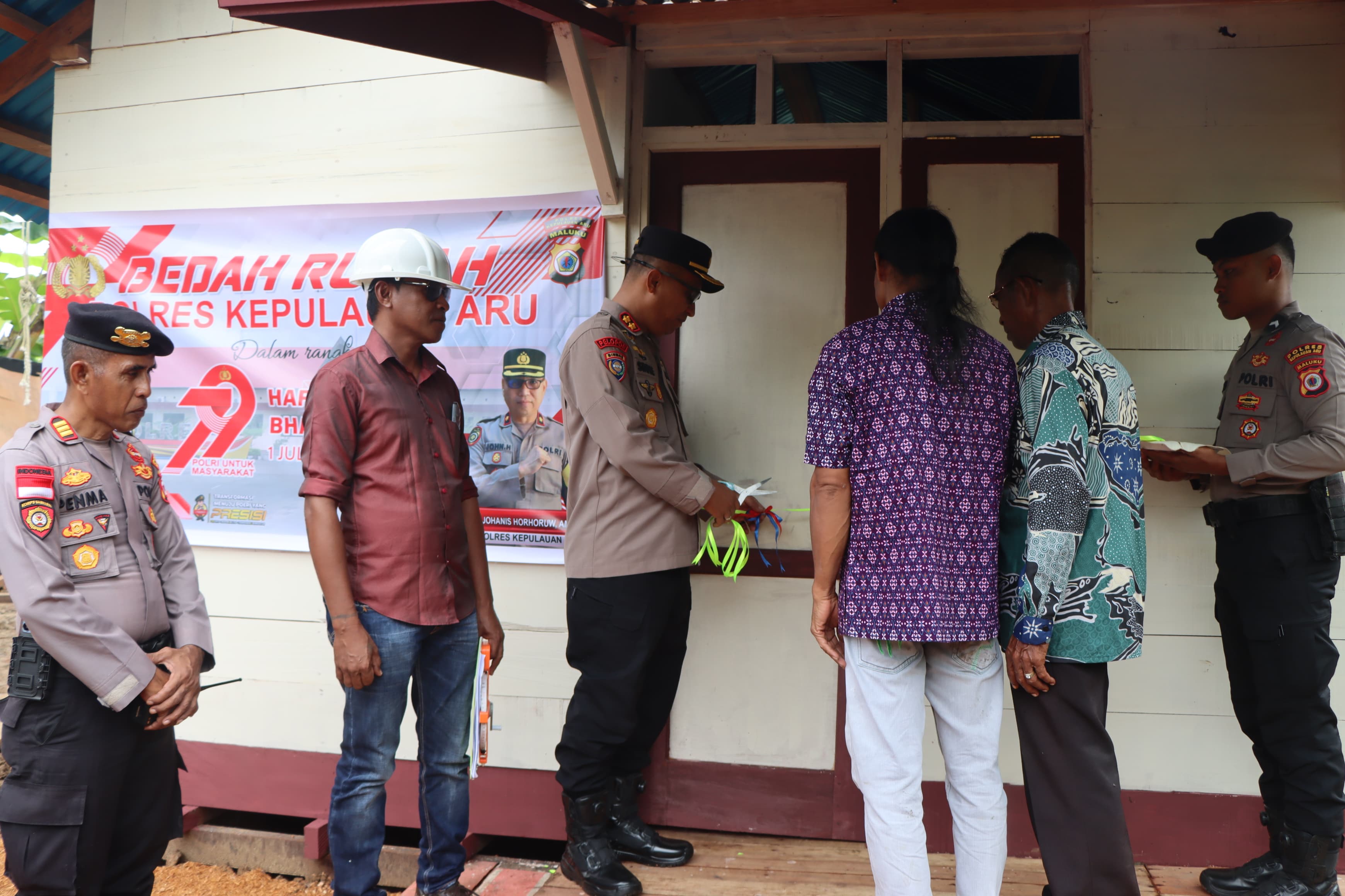 Sambut HUT Bhayangkara ke-79, Polres Kepulauan Aru Bedah Rumah Warga Kurang Mampu.