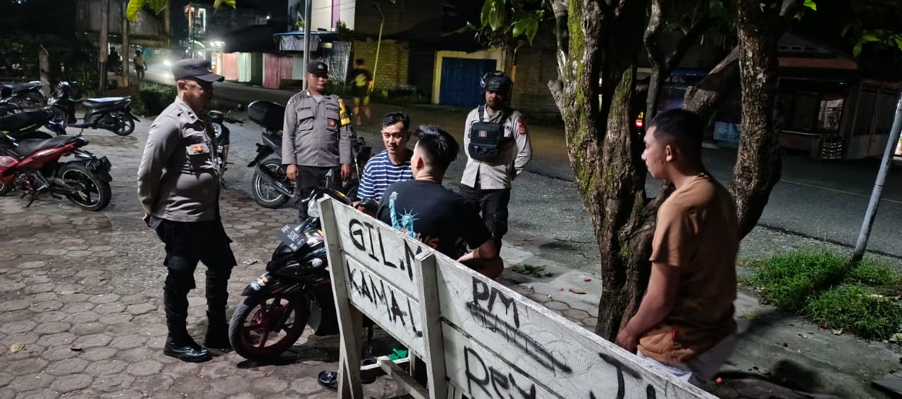 Patroli Polsek Waisarisa, Pantau Pemukiman Warga Antisipasi Gangguan Kejahatan.